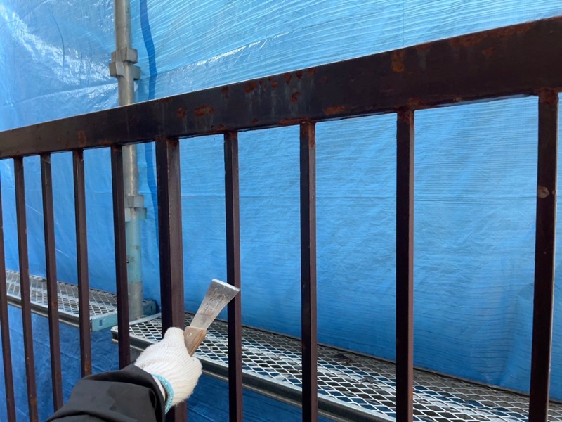 板橋区アパート　外壁塗装工事　階段手摺ケレン